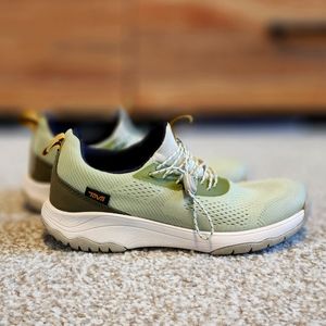 Tennis shoes